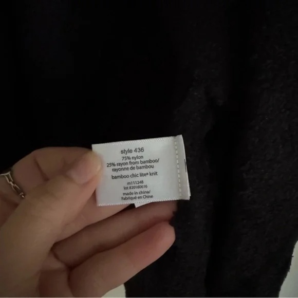 NWT BAREFOOT DREAMS Black Bamboo Chic Lite Calypso Wrap - Picture 6 of 6